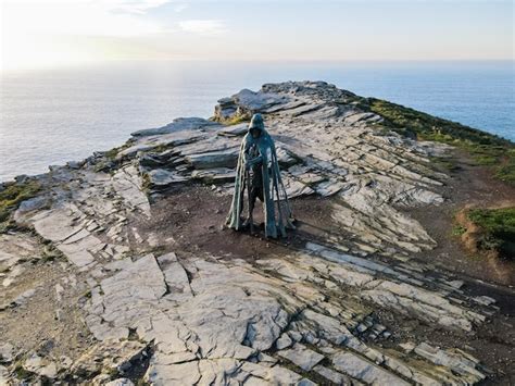 Monumento Ao Rei Arthur Em Uma Rocha Contra O Pano De Fundo Do Oceano