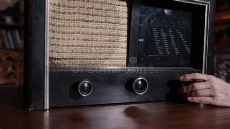 Receptor De Radio Retro En Mesa De Madera Alrededor De Elegante