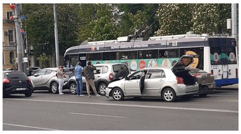 FOTO Accident în centrul Capitalei Patru automobile s au ciocnit