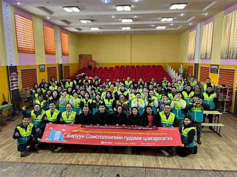ASEZ-н залуучууд Баруун Сонсголонгийн гудамжны замын цас, мөс цэвэрлэлээ