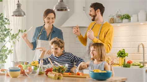 Familia Cocinando En Una Cocina Foto Premium