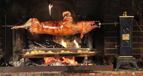 Cochon de lait farci à la broche Ce porcelet cuit lentement devant le