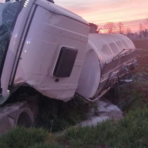 Si Ribalta Un Camion Cisterna Carico Di Latte Illeso Il Conducente