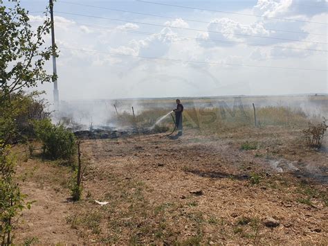 Foto Zeci De Hectare I Utilaje Distruse Ntr Un Incendiu N Jude Ul