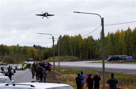 FINLAND TUTUP LEBUHRAYA SEPANJANG 4 5KM ADAKAN LATIHAN PENDARATAN