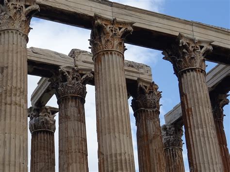 Las Columnas Colosales Del Templo De Zeus Ol Mpico En Atenas