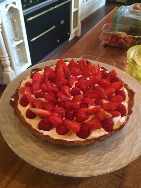 Aardbeientaartje Met Een Bodem Van Zanddeeg Lemon Curd Slagroom En