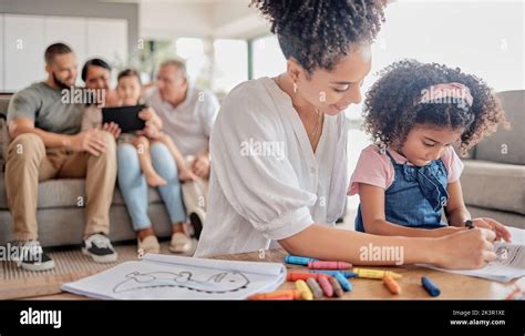 La Mère Aide Lenfant à Dessiner Avec La Famille Lenseignement Et L