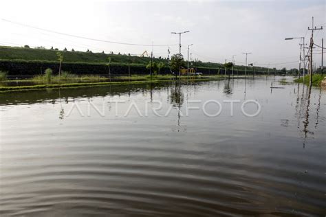 Banjir Rendam Jalan Raya Porong Antara Foto