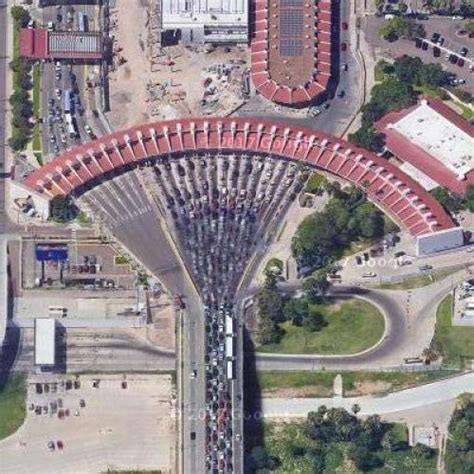 Laredo border crossing (US-Mexico) in Laredo, TX (Google Maps)