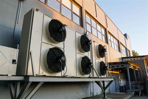 Understanding The Key Differences Between Air Cooled Screw Chillers And