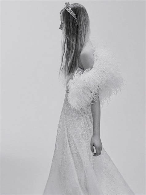 VESTIDOS DE NOVIA CON PLUMAS ESTILISMO NOVIA A Trendy Life Weddings