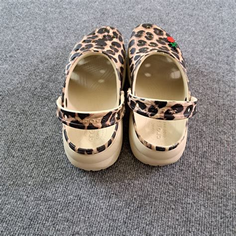 Crocs Iconic Womens Clogs Size 11 Leopard Print Slip On Shoes Rose