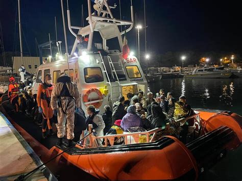 Migranti Ancora Uno Sbarco A Roccella Jonica Arrivati 141 Notizie