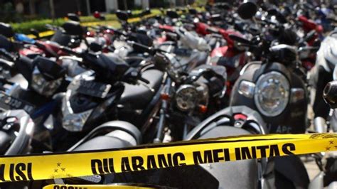 Detik Detik Polisi Gerebek Judi Sabung Ayam Di Demak 104 Motor