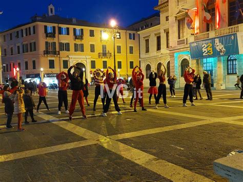 Dalle Panchine Rosse Ai Flash Mob Il Savonese Si Mobilita Per La