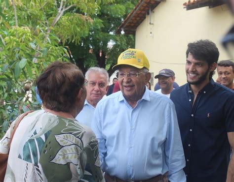 Dr Pessoa vistoria obras de pavimentação asfáltica no bairro Pirajá