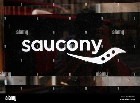 das Logo der Marke/ the logo of the brand "Saucony", London, England ...