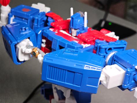 Transformers Studio Series Commander Class Ultra Magnus Sample