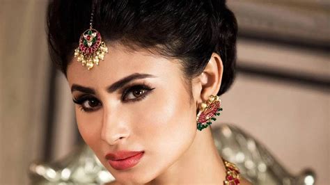 Mouni Roy हॉट स्टाईलमध्ये मौनी रॉय हिचा जलवा अभिनेत्रीने केले बोल्ड फोटोशूट Marathi News