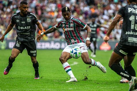 Titular no Santos João Paulo é o segundo goleiro mais defesas no