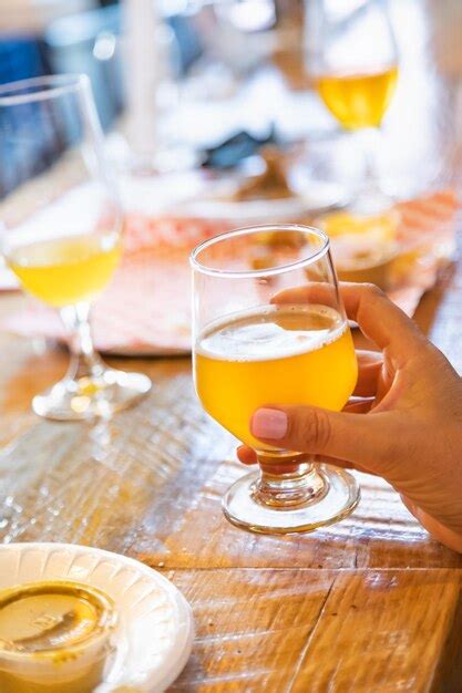 Mano Femenina Sosteniendo Un Vaso De Cerveza Micro Brew En El Bar