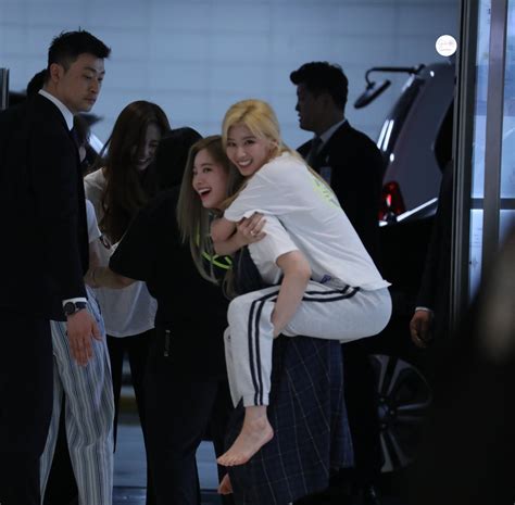 190612 Dahyun Carrying Sana Smiling Tzuyu Rtwice