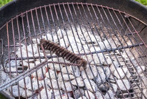 How To Clean A Charcoal Grill [grate Scrubbing Ash Removal Maintenance Tips]