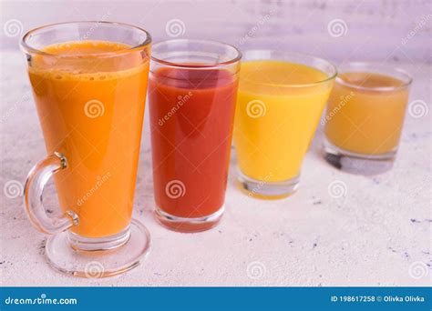 Gafas Con Zumos De Frutas Y Verduras Sobre Fondo Blanco Foto De Archivo