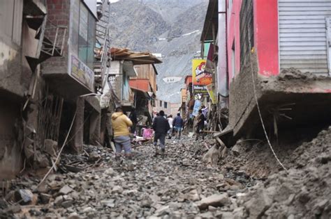 En Per Por Deslaves Hay Por Lo Menos Muertos Y Miles De Familias