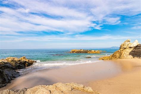 Hermosa mañana en la playa conchas chinas puerto vallarta Foto Premium