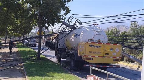 Impactante Accidente En Puente Alto Cami N Derriba Postes Del