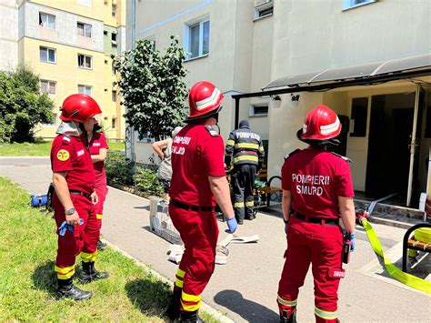 Foto Incendiu Ntr Un Bloc De Pe Aleea Haiducului Un Locatar A Uitat