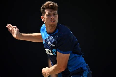 Mitchell Santner bowls in training | ESPNcricinfo.com