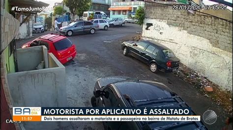 Vídeo flagra dupla armada assaltando motorista por app e passageira em