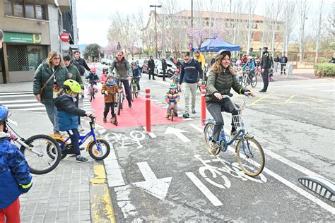 M S De Persones Participen A La Festa Del Nou Carril Bici D