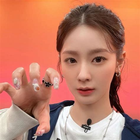 Cho Miyeon Gidle Selca Icon Pfp Kpop In 2022 Pearl Earrings