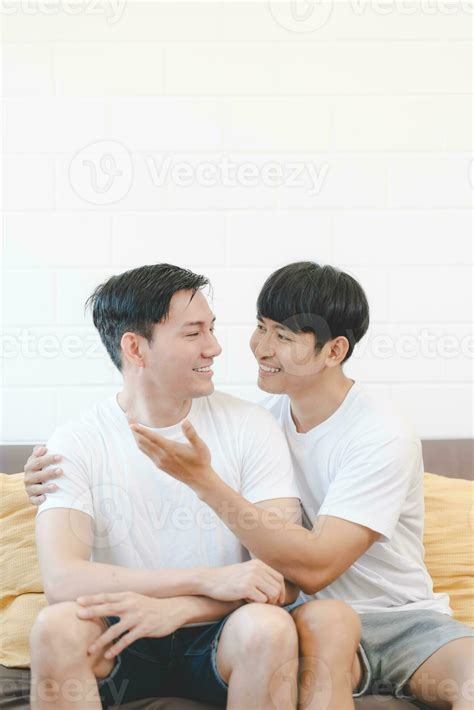 contento asiático gay Pareja abrazo juntos en sofá asiático lgbt Pareja abrazando juntos a