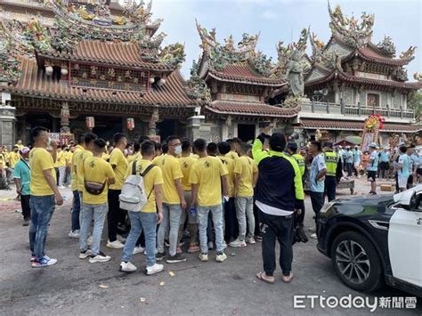 北港武德宮進香團開戰了！白賓士遭砸退 紫衣男偷開警車驚呆全場 Ettoday社會新聞 Ettoday新聞雲