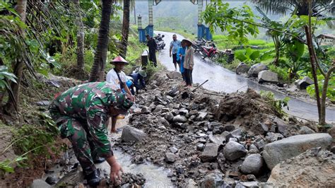 Diguyur Hujan Deras Tebing Longsor Di Pacitan Menutup Akses Jalan 2 Desa