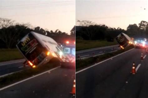 Ônibus 53 passageiros sofre acidente e bloqueia Fernão Dias em Três