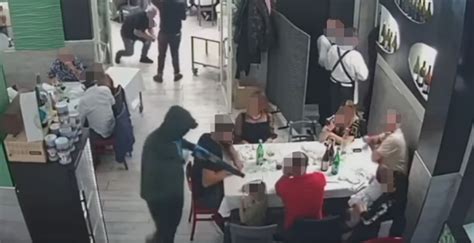 Casavatore Kalashnikov In Faccia A Un Bimbo E La Rapina In Pizzeria