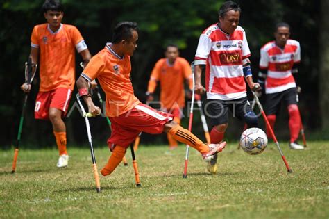 KOMPETISI SEPAK BOLA AMPUTASI PERTAMA DI INDONESIA ANTARA Foto