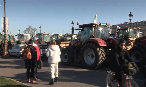 Video Traktori Blokirali Centar Pariza