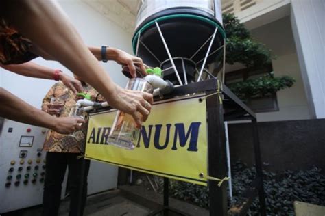 Masjid Raya Bandung Sediakan Air Minum Gratis Untuk Jamaah