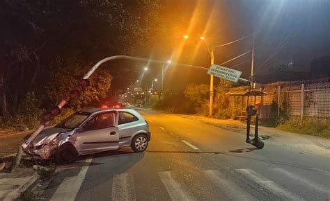 Carro Bate E Derruba Poste De Sinaliza O Na Avenida Marginal Do Rio