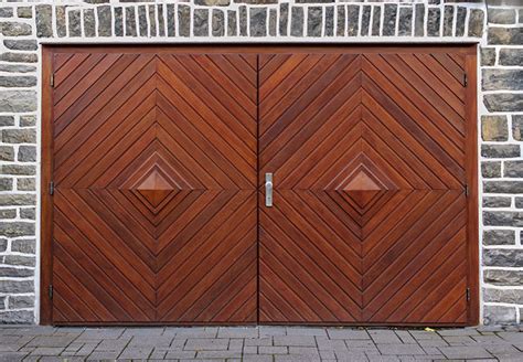 Montage Et Pose De Porte De Garage En Bois 2 Vantaux Basco Menuiserie