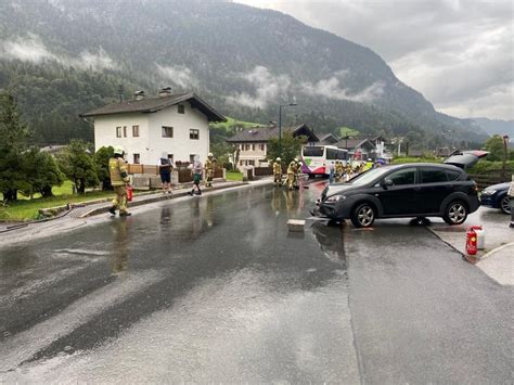 Unfall in Unken Verletzter bei Zusammenstoß zwischen Pkw und Linienbus