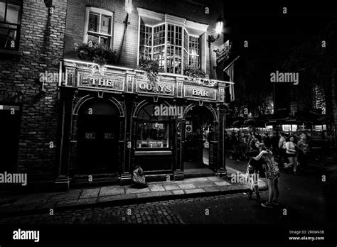The Quays Bar Dublin Ireland Stock Photo Alamy