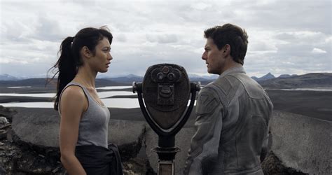 Oblivion Tom Cruise And Julia Rusakova In Stunning 4k Ultra Hd Wallpaper